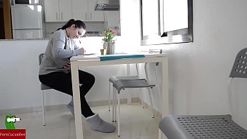 Начальник трахает китайскую секретаршу за мужчиной у стола с компьютером в офисе